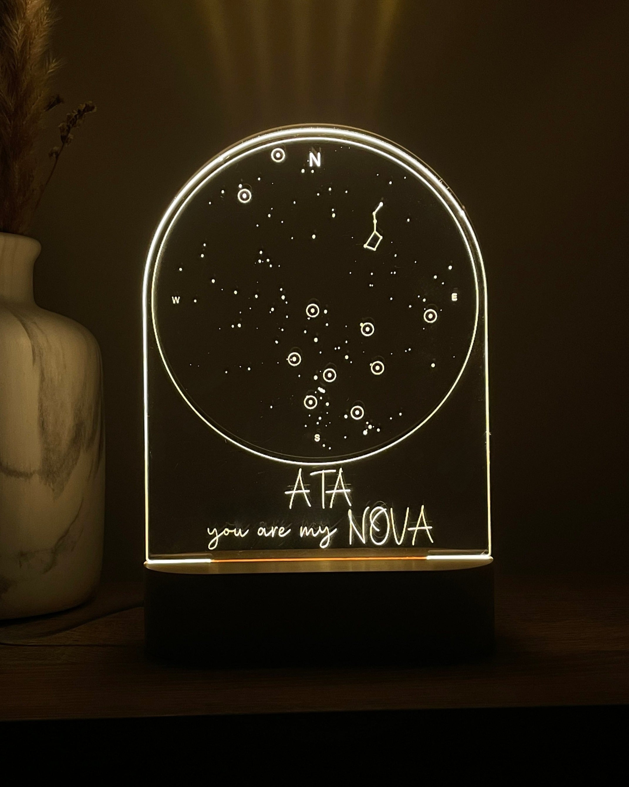 AtaNova NovaMap personalisierte Sternenkarten-Lampe Produktfoto, eine personalisierte Ruhestandsgeschenk-Idee