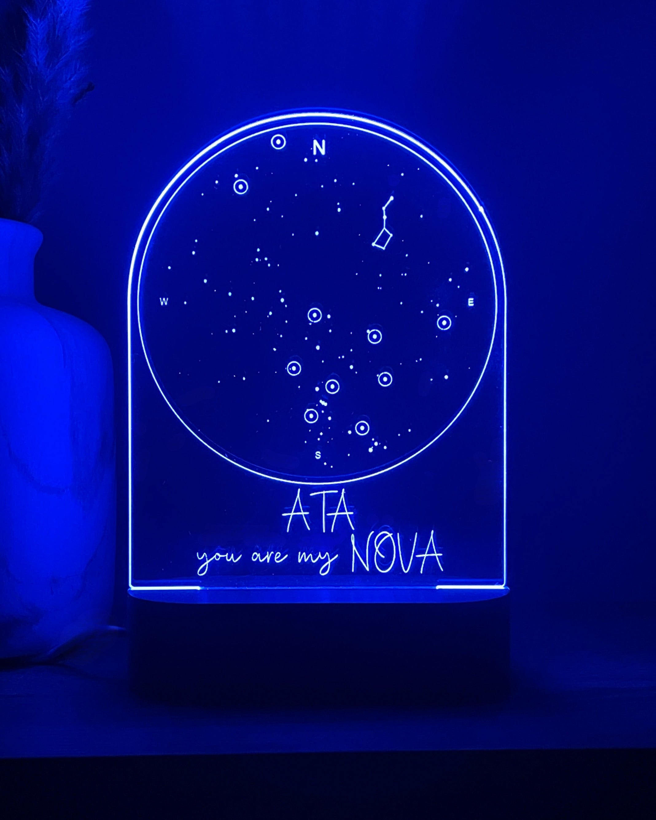 NovaMap™-sterrenkaartlamp met blauwe verlichting en de tekst ATA you are my NOVA