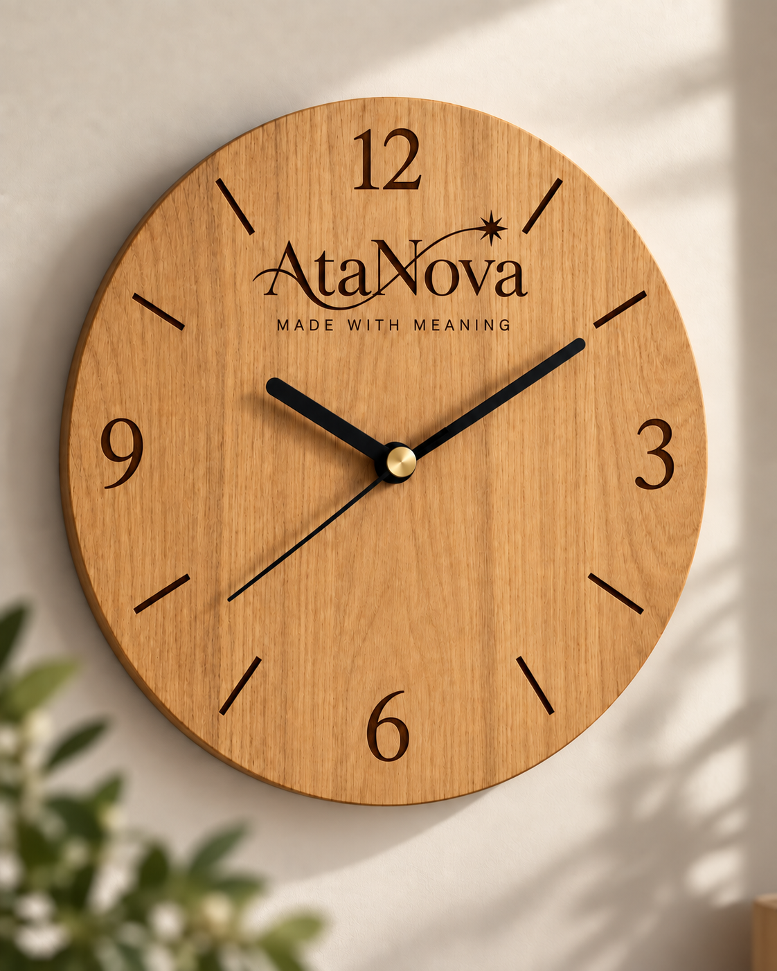 Personalisierte AtaNova Eichen-Wanduhr mit arabischen Ziffern und Made With Meaning Gravur