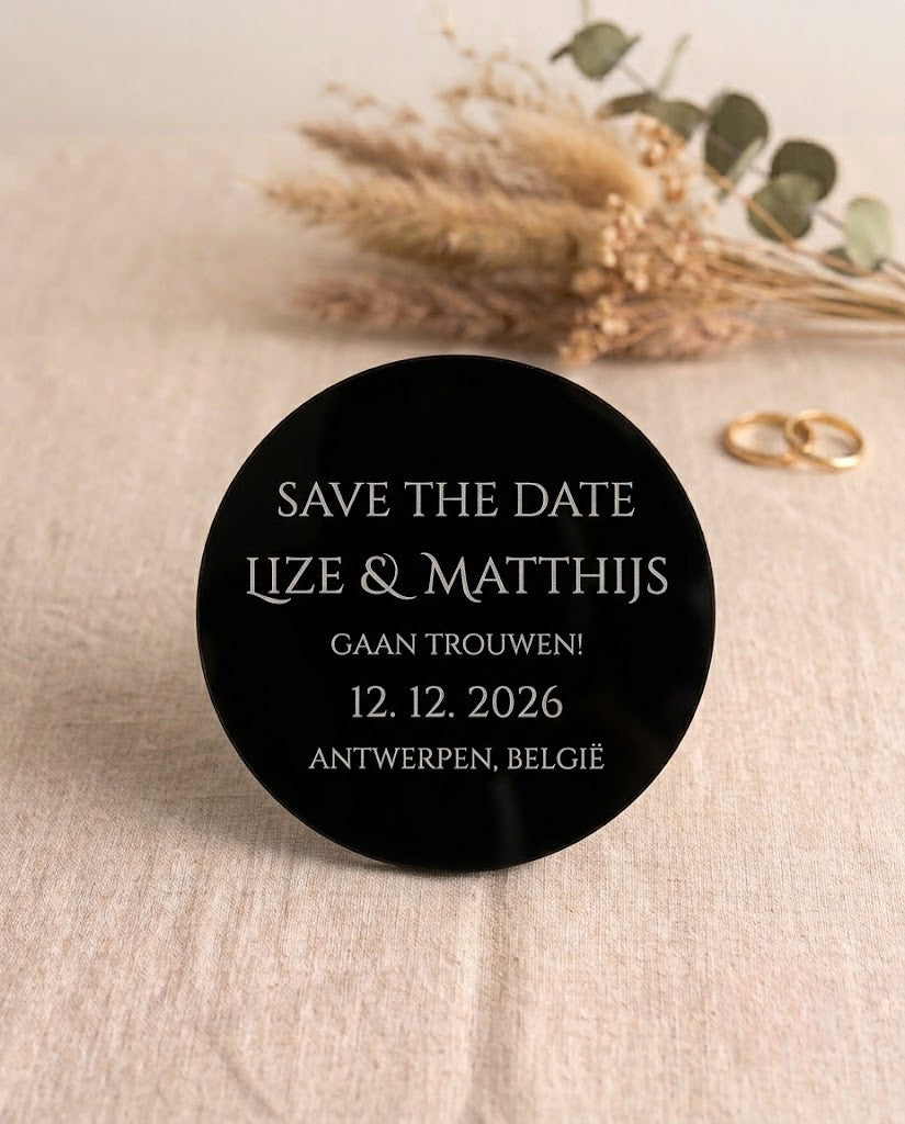 Save-the-Date-Magnete Flatlay — individuell gravierte Acryl-Hochzeitsmagnete AtaNova