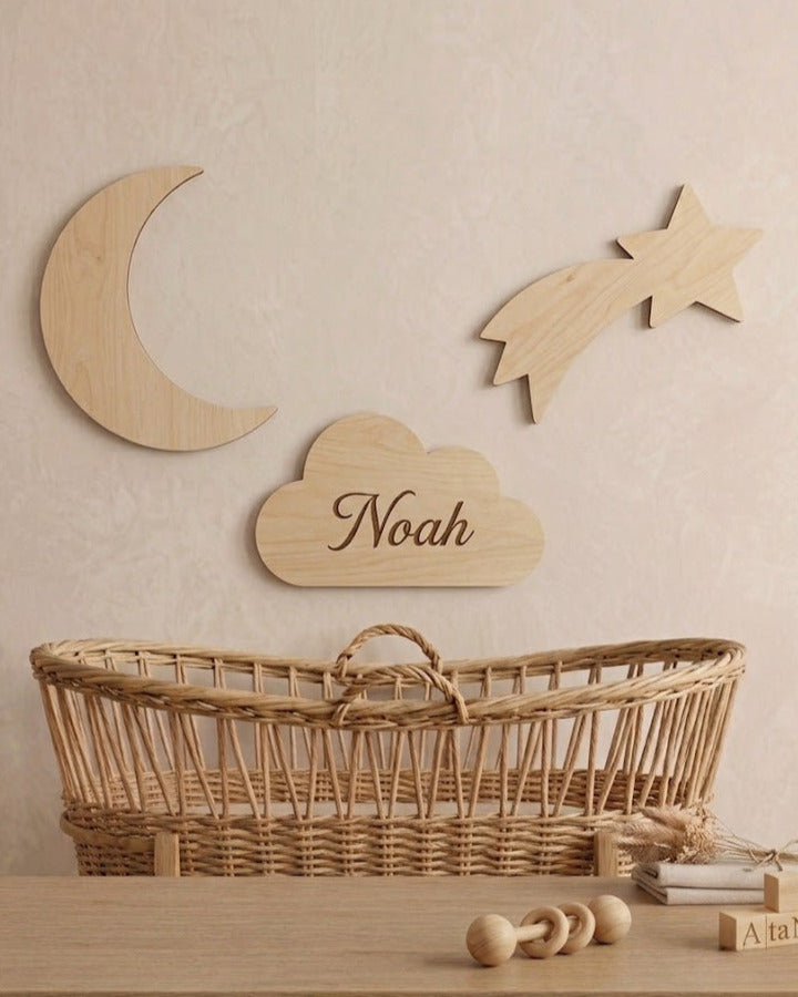 Houten wanddecoratieset met maan, vallende ster en wolk met de naam Noah boven een wieg