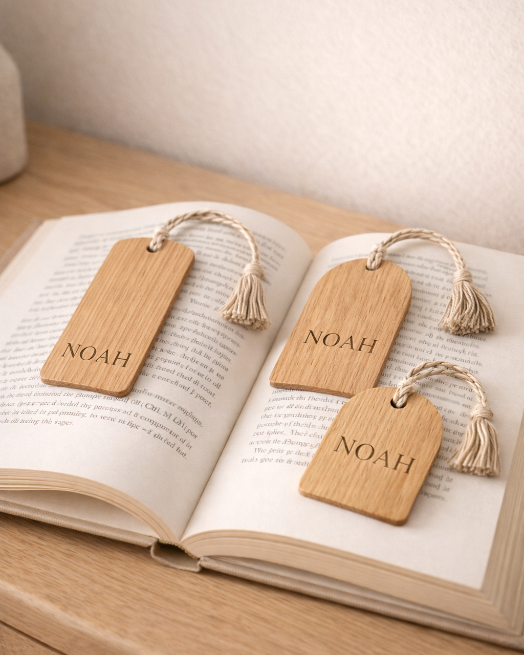 AtaNova personalisiertes Holz-Lesezeichen-Set Produktfoto, eine personalisierte Lehrergeschenk-Idee