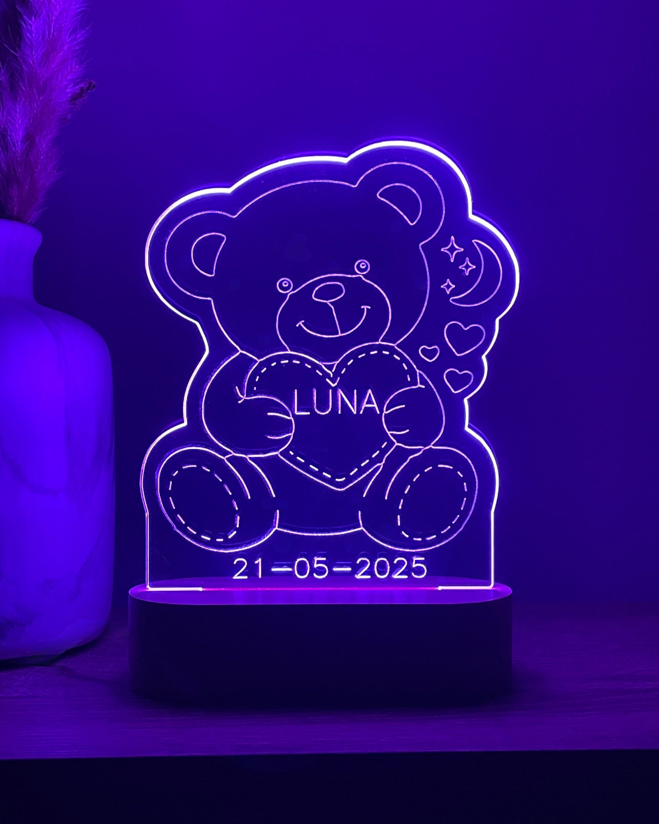 DreamLight™-nachtlampje met paarse verlichting, een teddybeer, de naam Luna en datum 21-05-2025