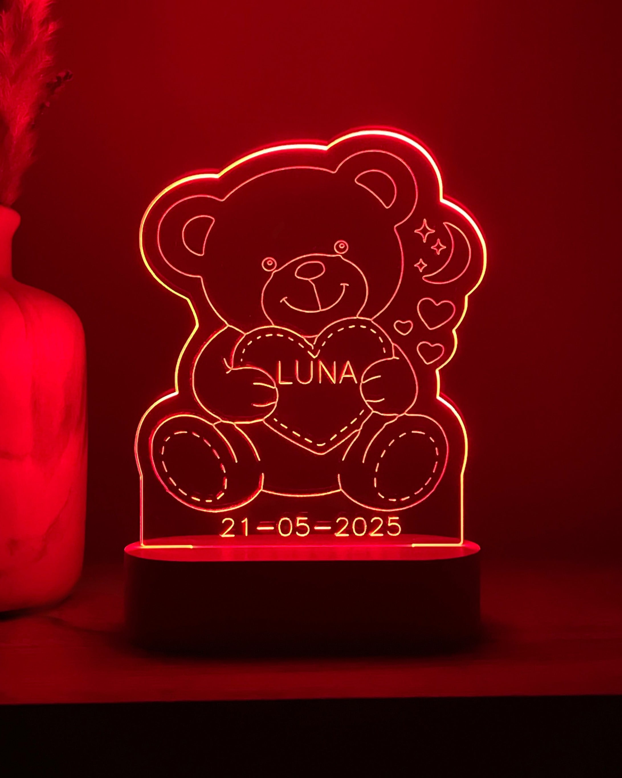 DreamLight™-nachtlampje met rode verlichting, een teddybeer, de naam Luna en datum 21-05-2025