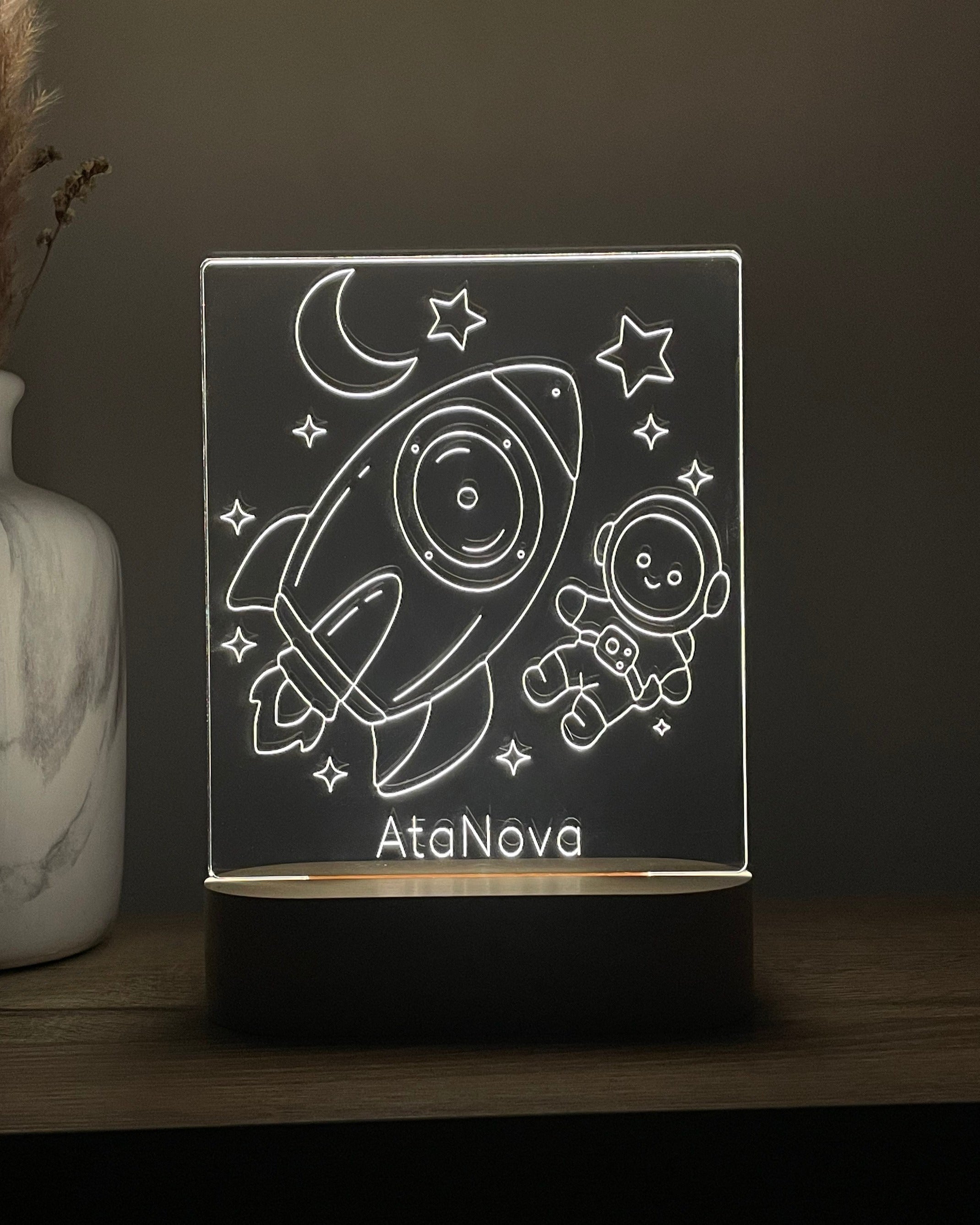 DreamLight™-nachtlampje met witte verlichting, raket, astronaut en de tekst AtaNova