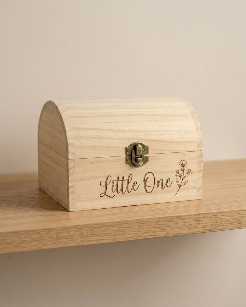 Houten schatkist met de tekst Little One, bloemgravure en metalen sluiting