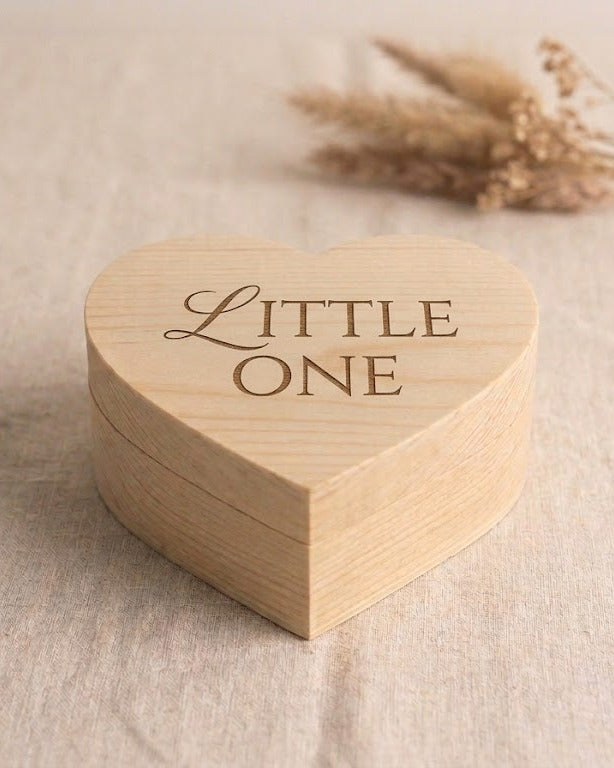 Hartvormige houten herinneringsdoos met de tekst Little One