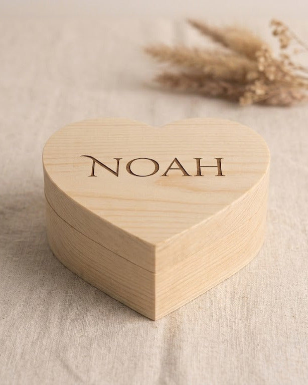 Hartvormige houten herinneringsdoos met de naam Noah