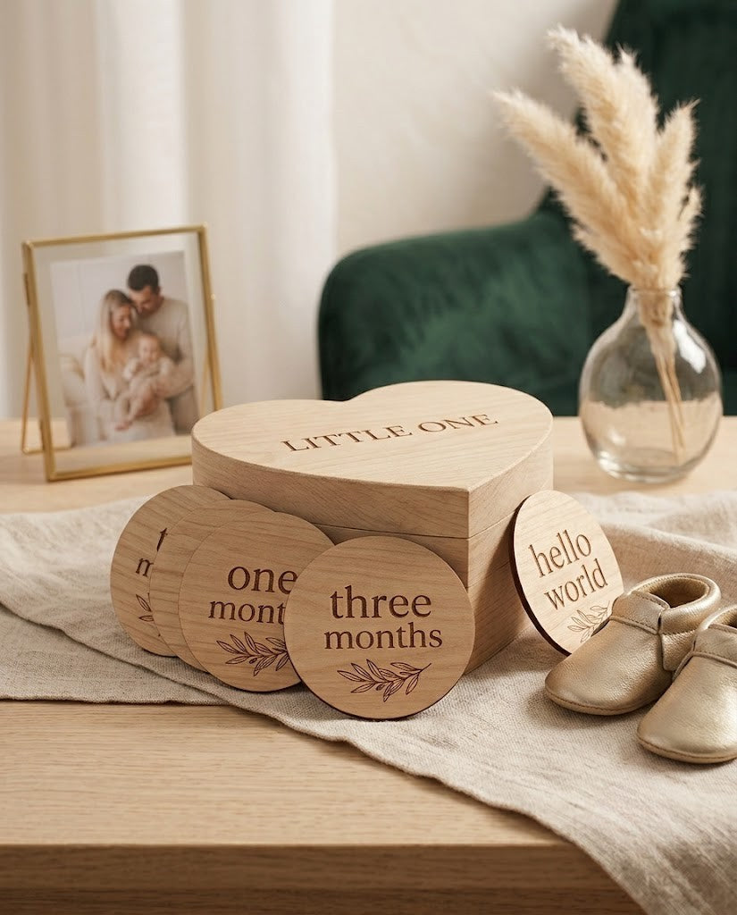 Houten baby-mijlpaalschijven en een hartvormige bewaardoos in een babykamer