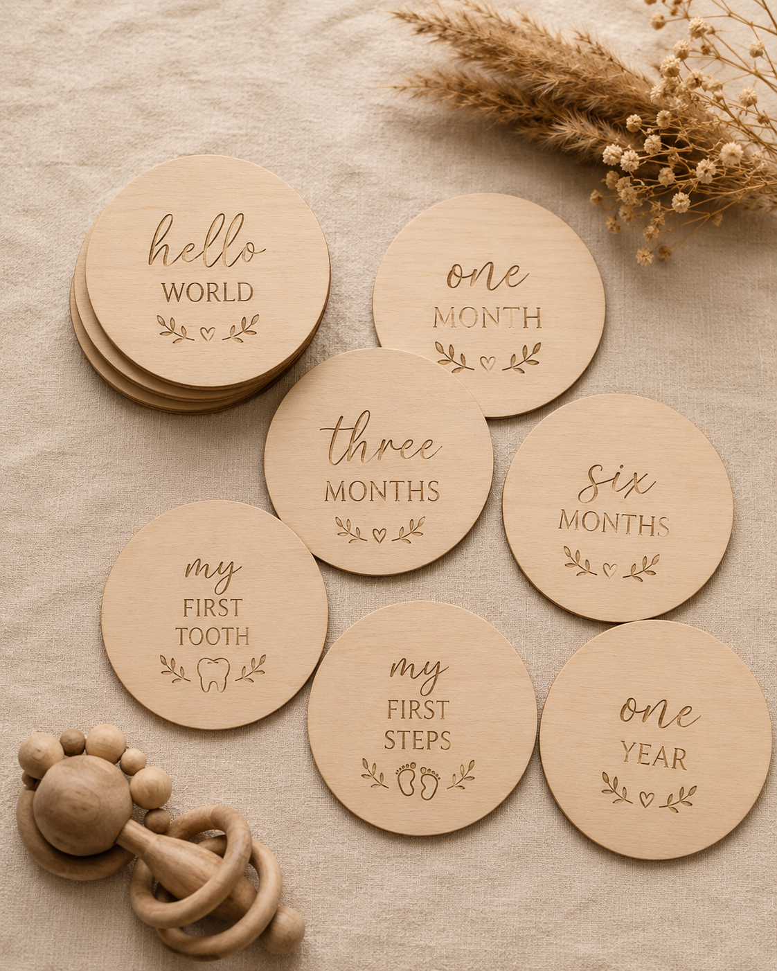 Detail van zeven houten baby-mijlpaalschijven met Engelse teksten