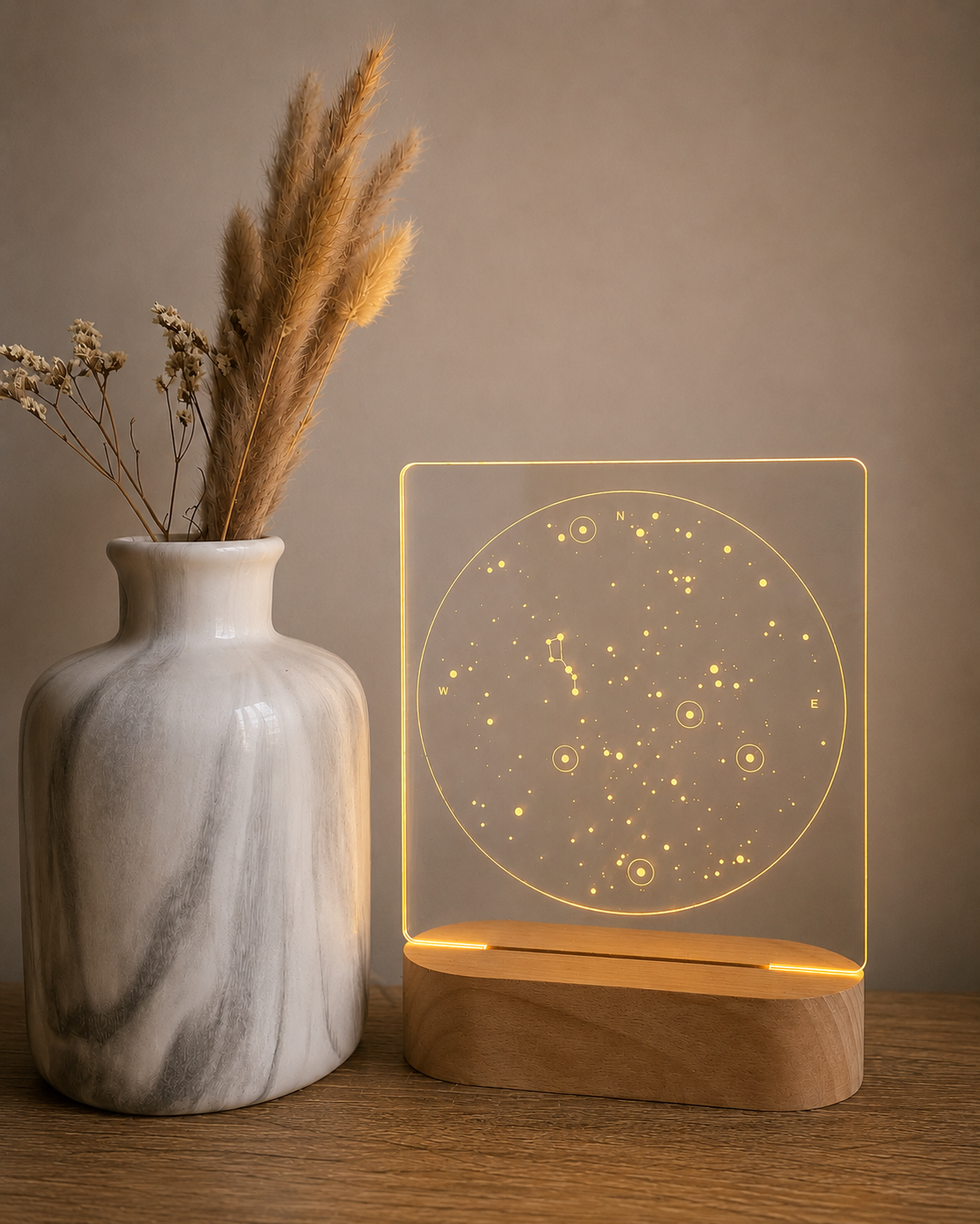 NovaMap™-sterrenkaartlamp op een vierkant acrylpaneel met warme verlichting