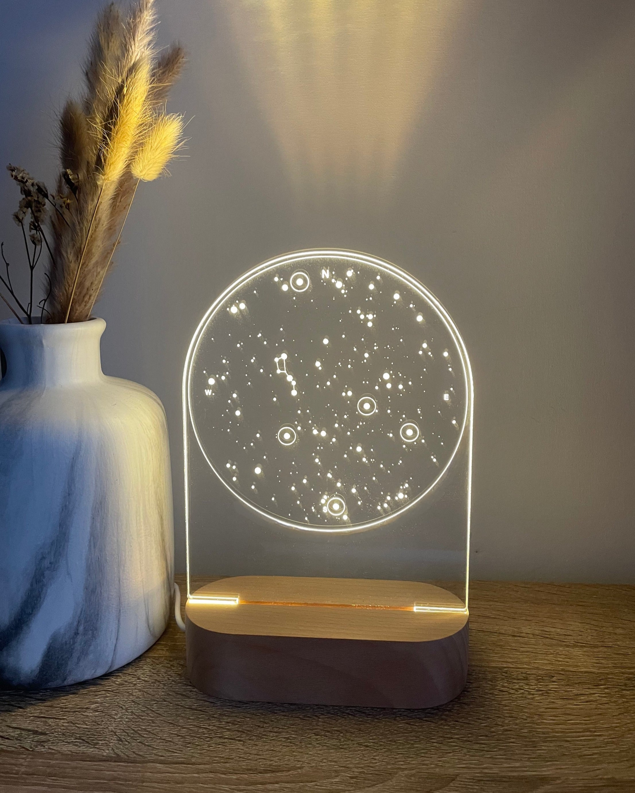 Helder verlichte NovaMap™-sterrenkaartlamp op een vierkant acrylpaneel