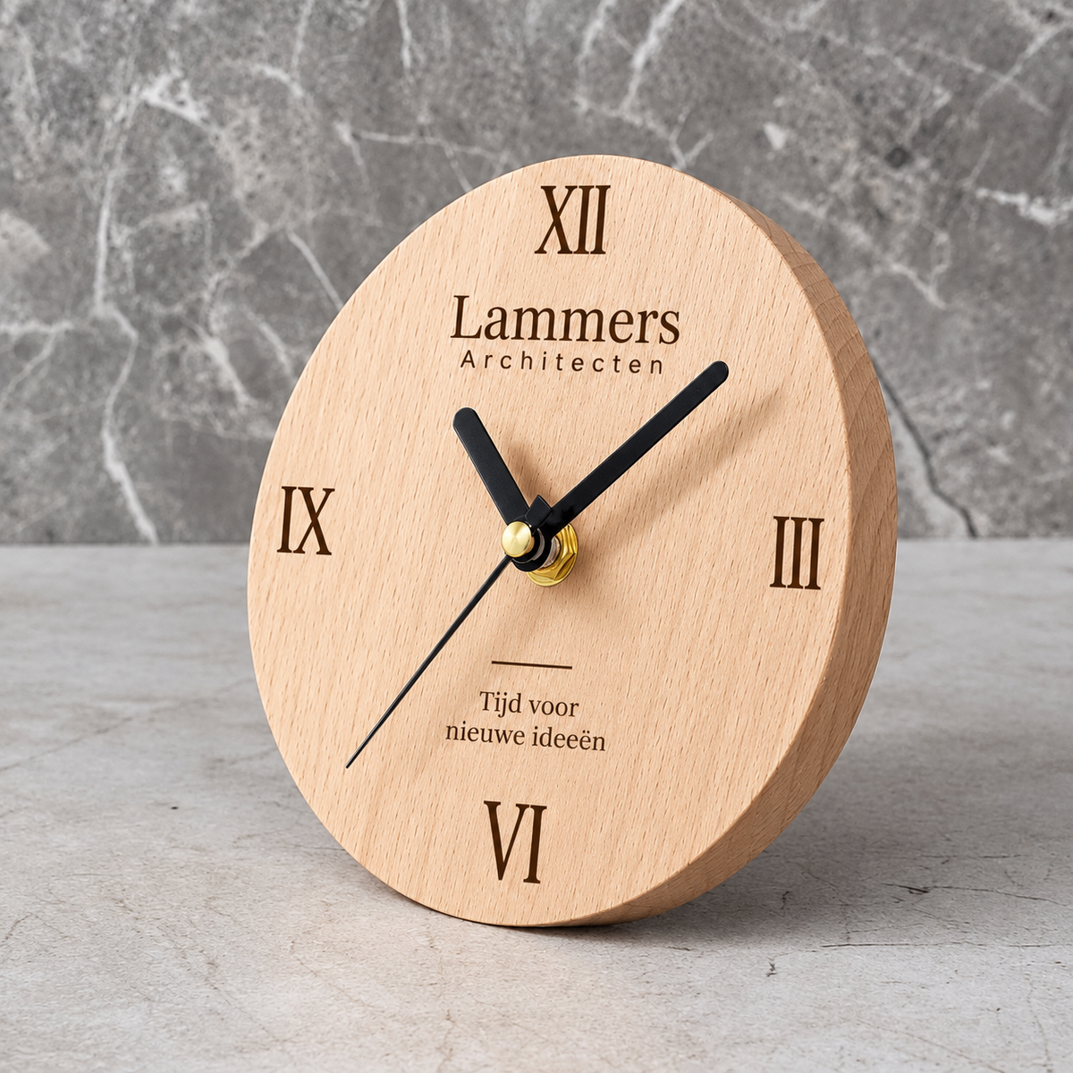 Personalisierte stehende Buchenuhr mit Gravur Lammers Architecten und niederländischem Spruch