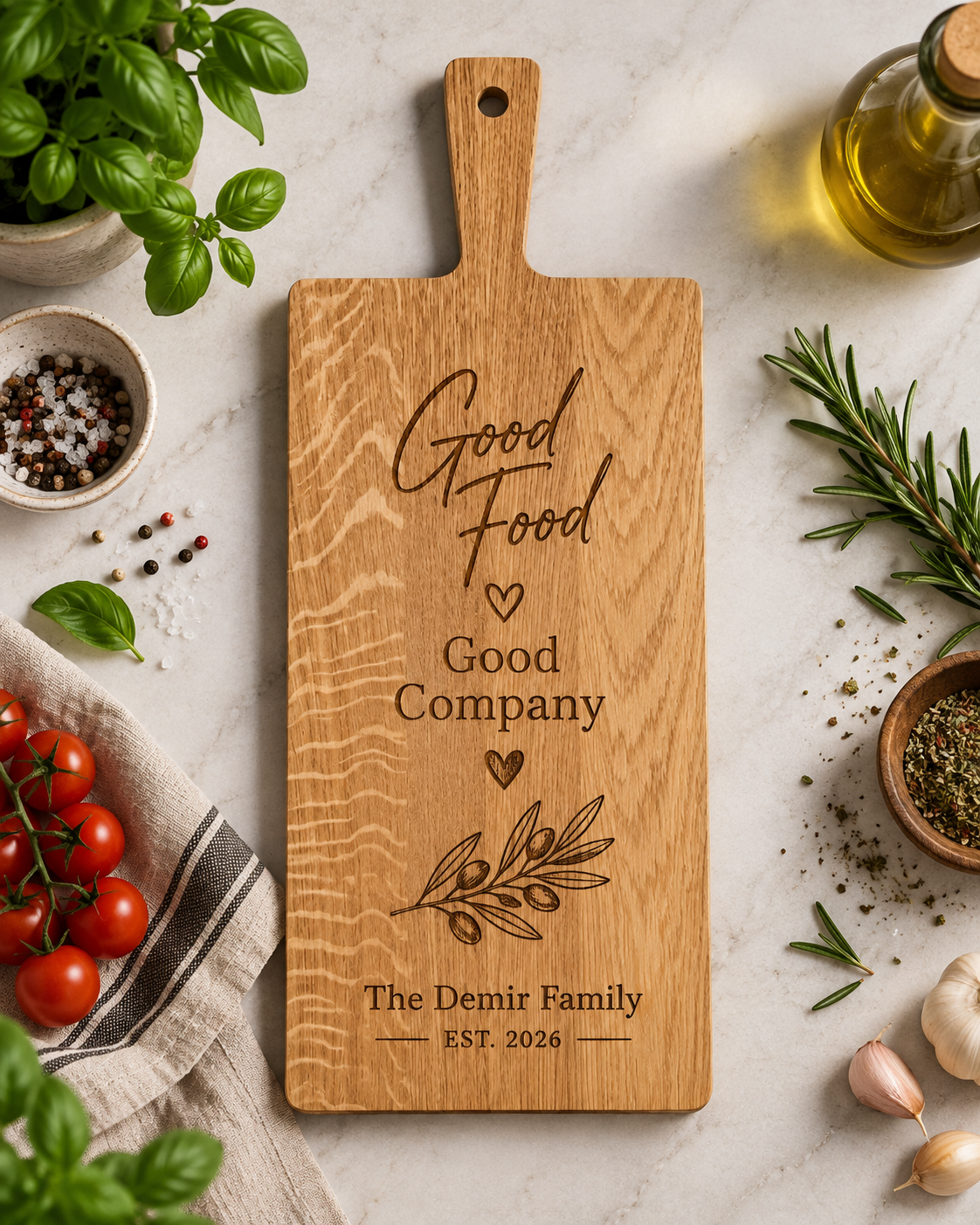 Gepersonaliseerde eiken snijplank met gravure ‘Good Food Good Company’, familienaam en oprichtingsjaar