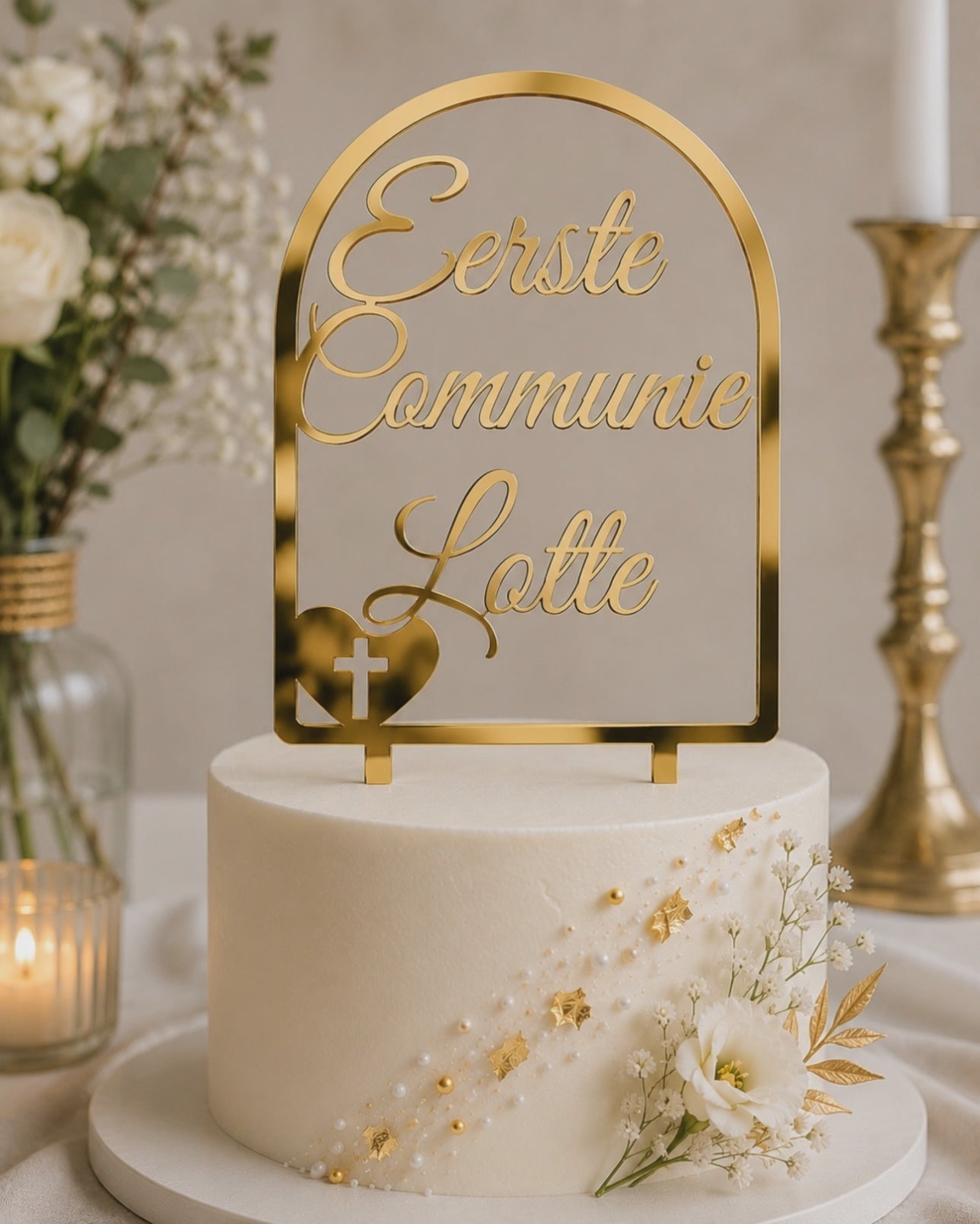 Video van een boogvormige cake topper van goudkleurig spiegelacryl met de tekst Eerste Communie Lotte