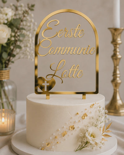 Video van een boogvormige cake topper van goudkleurig spiegelacryl met de tekst Eerste Communie Lotte