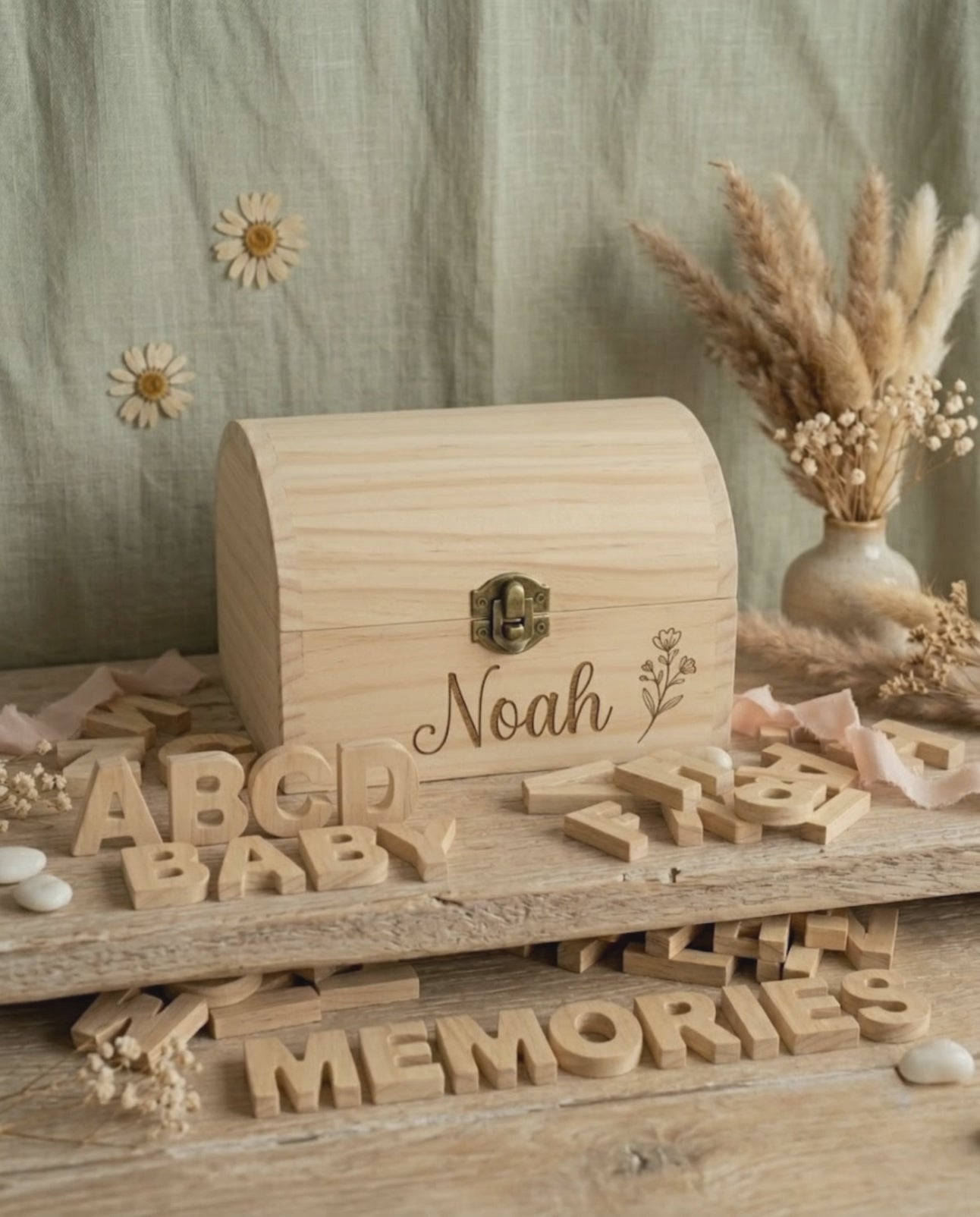 Video van een houten alfabetset met A–Z-letters en een herinneringskist met de naam Noah