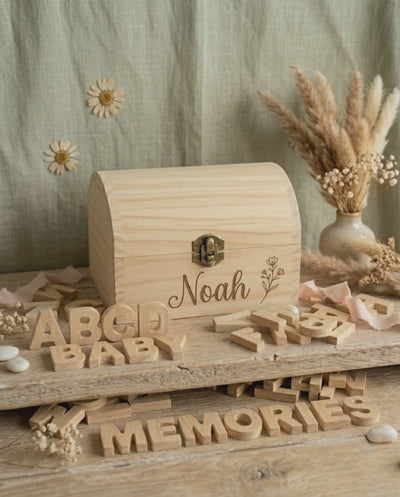 Video van een houten alfabetset met A–Z-letters en een herinneringskist met de naam Noah