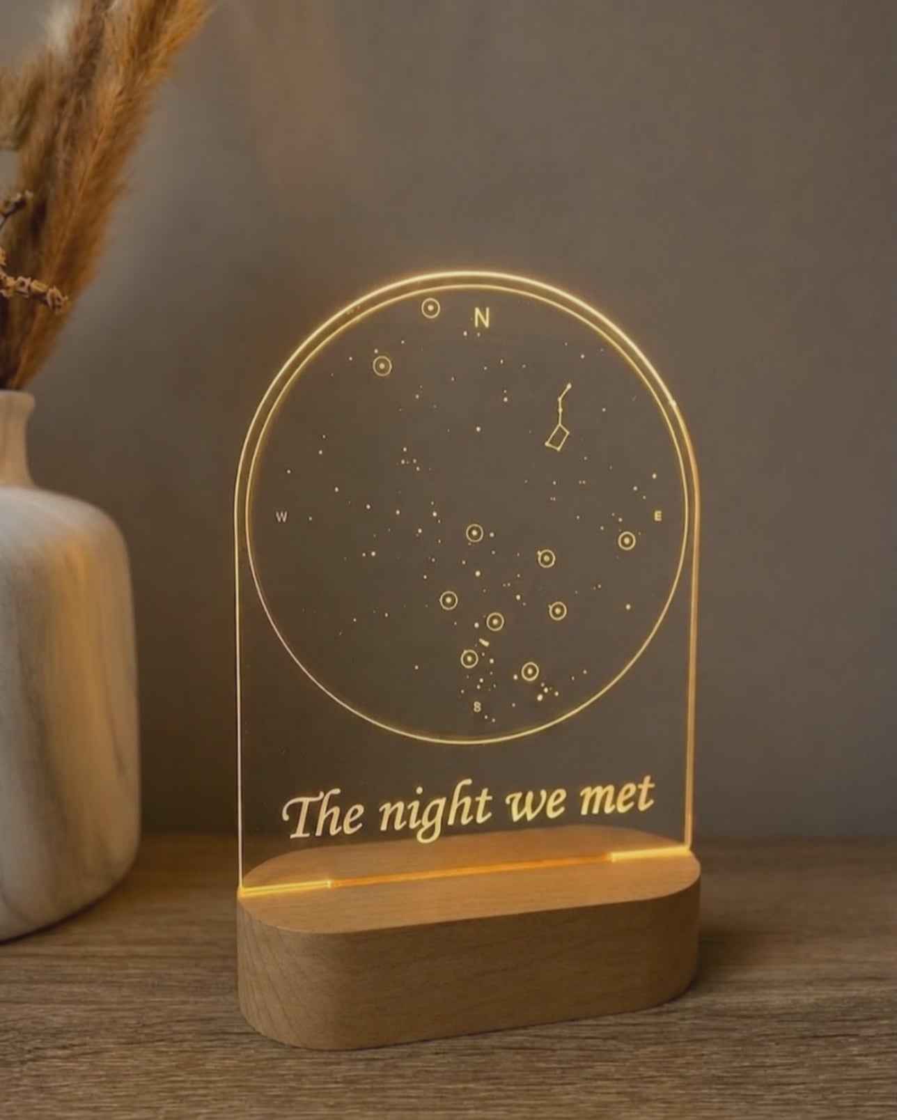 Video van een warm verlichte NovaMap™-sterrenkaartlamp met de tekst The night we met