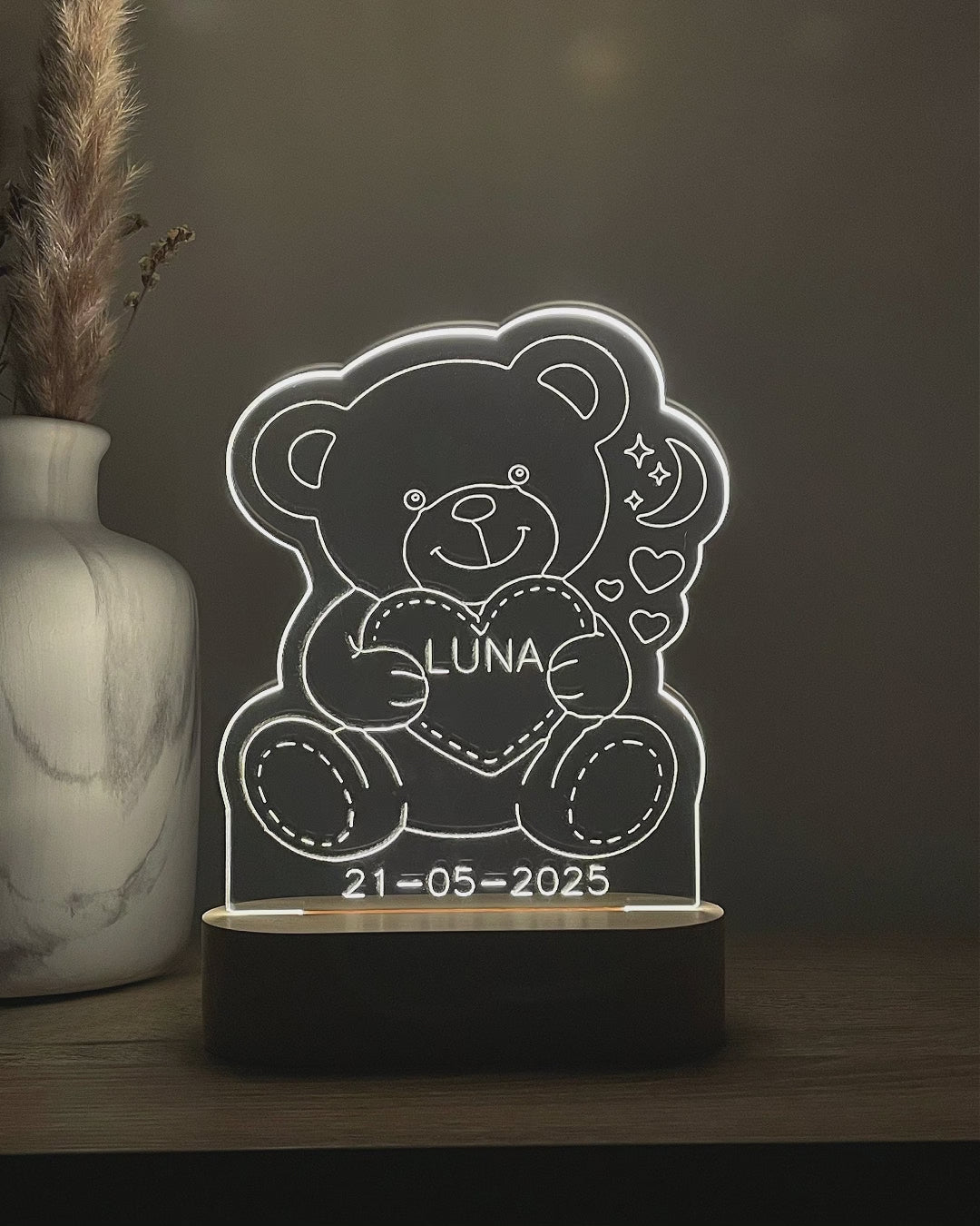 Video van een DreamLight™-nachtlampje met teddybeer, de naam Luna en datum 21-05-2025