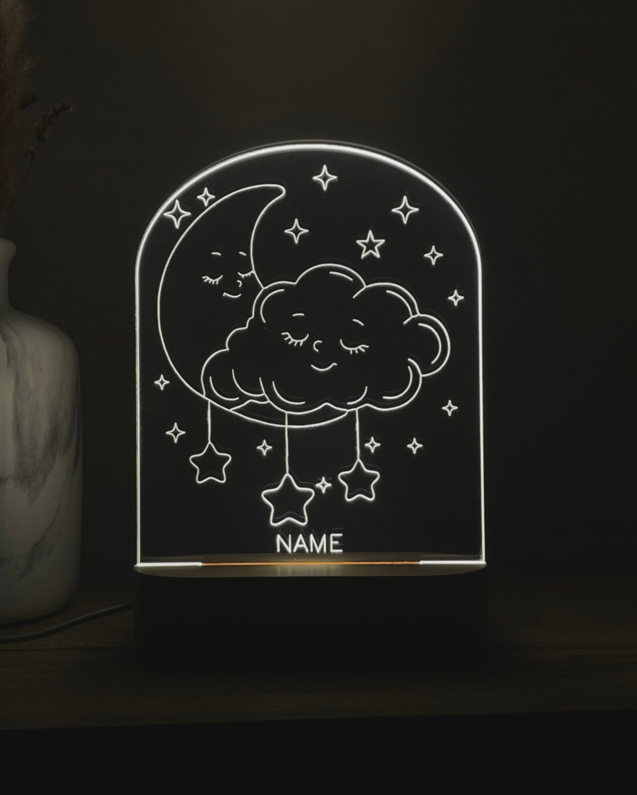 Video van een DreamLight™-nachtlampje met maan, wolk, sterren en de tekst NAME