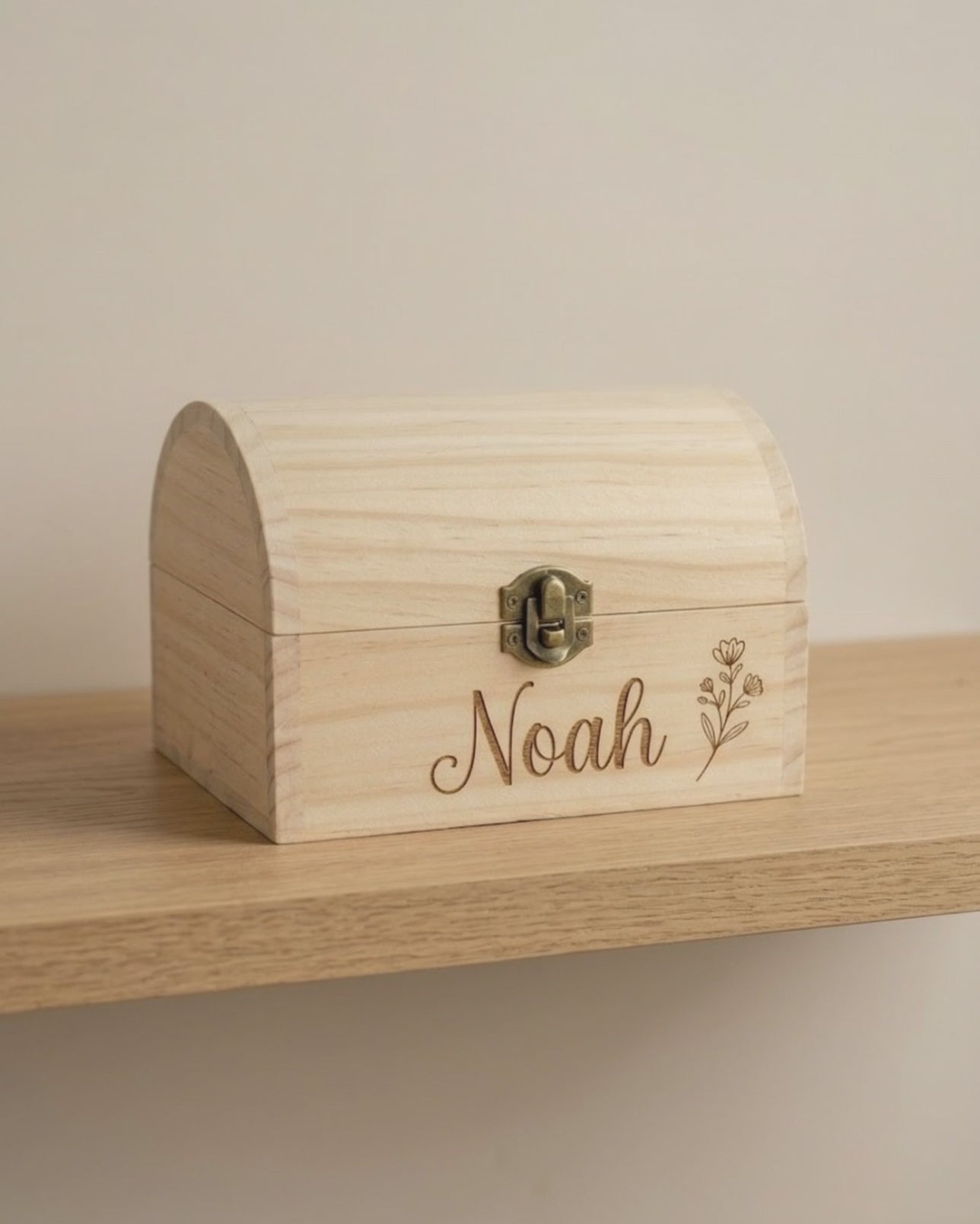 Video van een houten schatkist met de naam Noah en bloemgravure