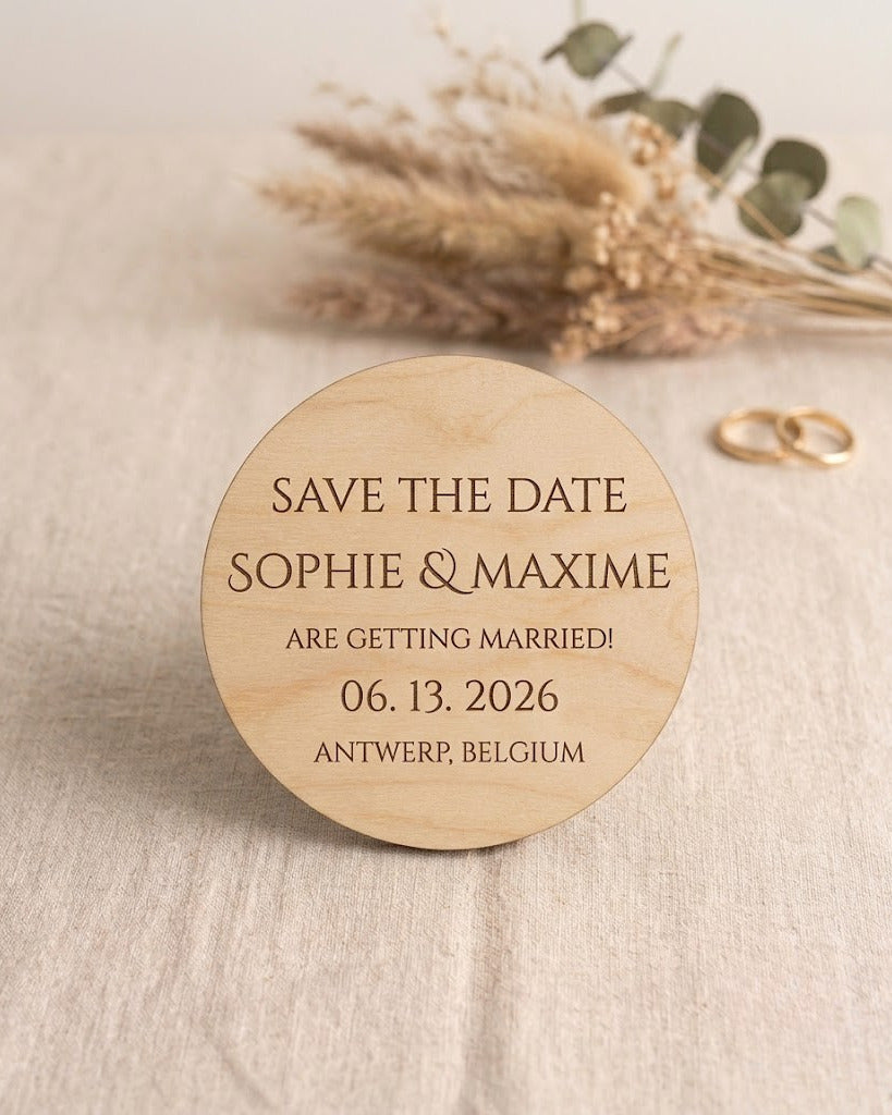 Ronde houten Save the Date-magneet voor Sophie & Maxime