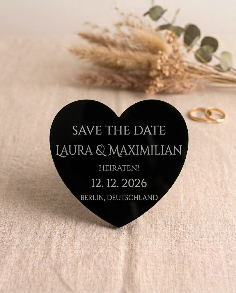 Hartvormige zwarte acryl Save the Date-magneet voor Laura & Maximilian