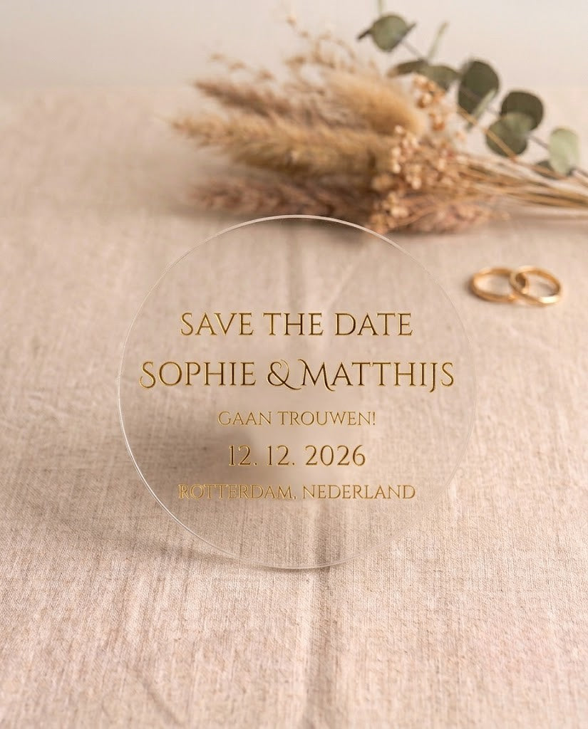 Ronde transparante acryl Save the Date-magneet met goudkleurige tekst voor Sophie & Matthijs