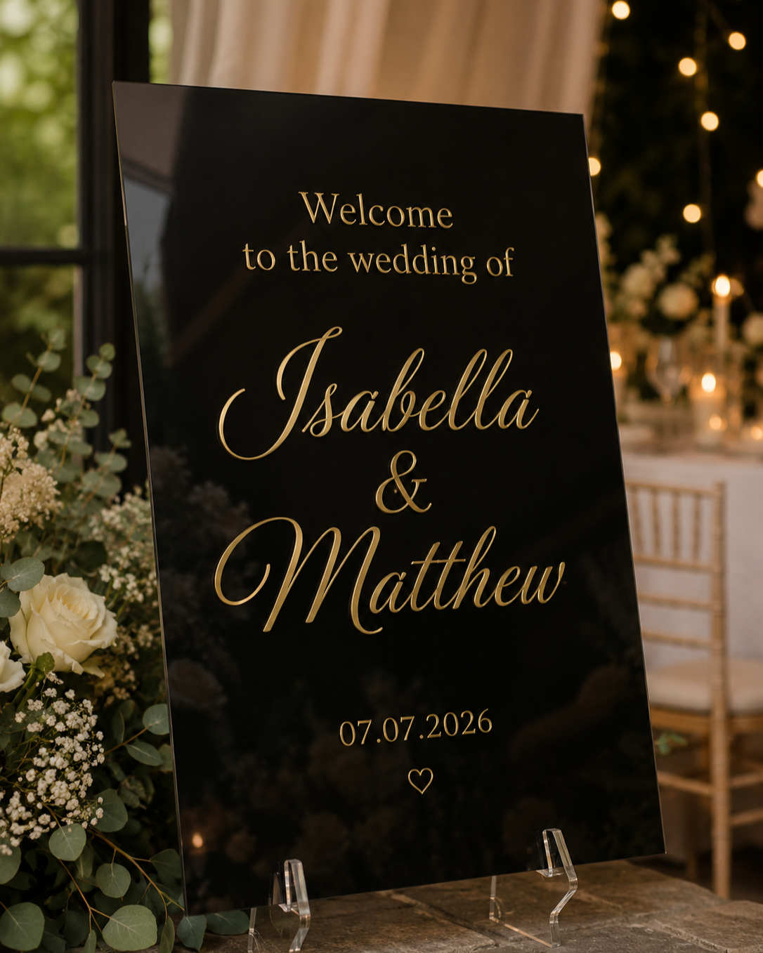 Glanzend zwart acryl trouw welkomstbord met goudkleurige tekst voor Isabella & Matthew